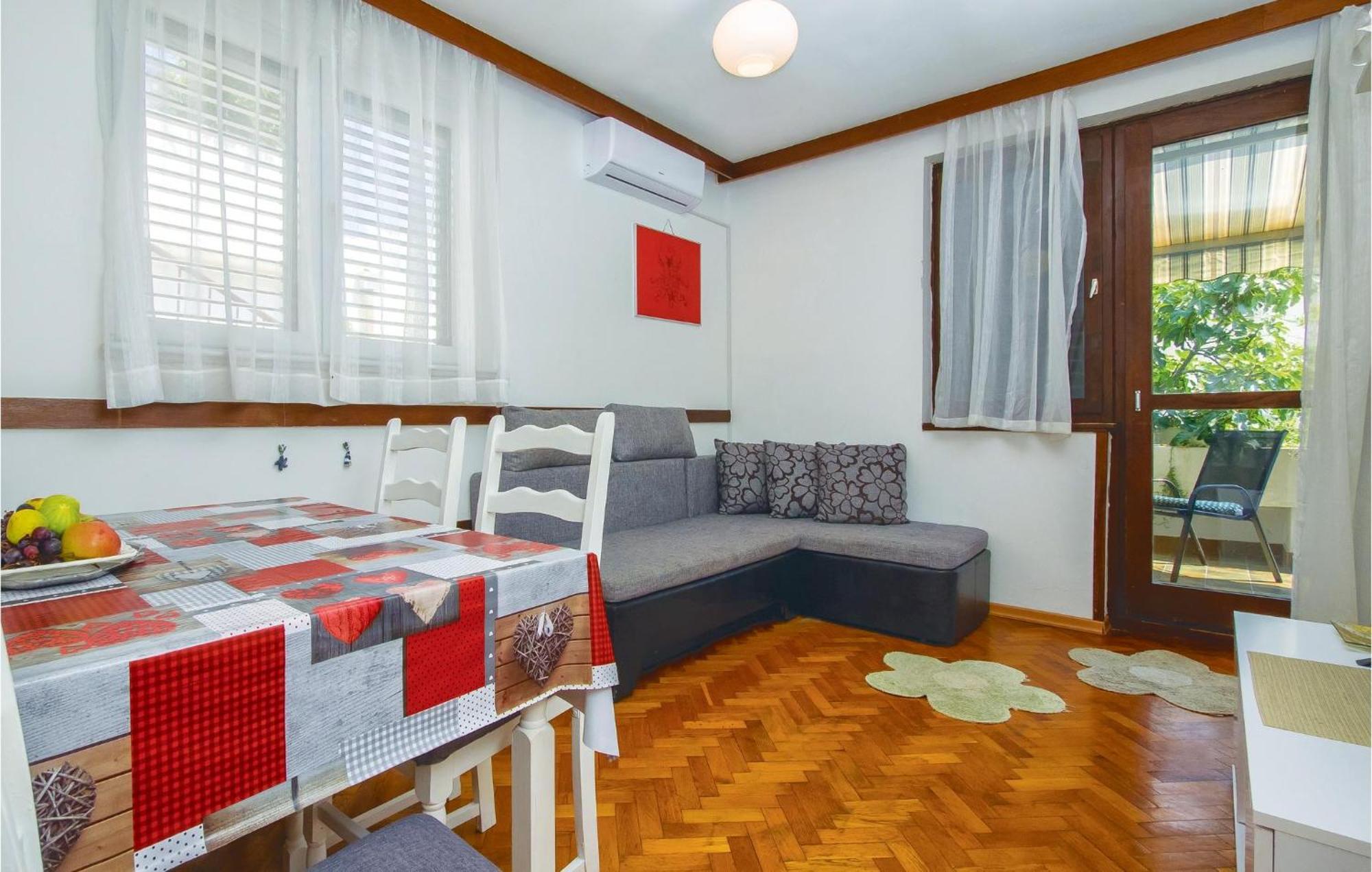 Beautiful In With Kitchen Apartment *